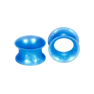 Detailopname van blauwe siliconen oorplugs met parelmoerglans en subtiele glitterafwerking