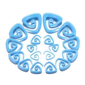 Himmelblaue Acryl-Spiral-Ohrdehner in verschiedenen Größen auf weißem Hintergrund