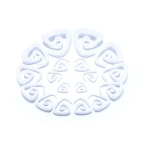 18-teiliges weißes Acryl-Spiralkeilset, radial angeordnet auf einem weißen Hintergrund