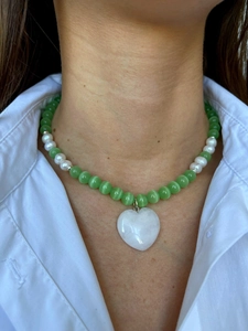 Dettaglio della collana con pietre occhio di gatto verdi, perle e ciondolo a cuore
