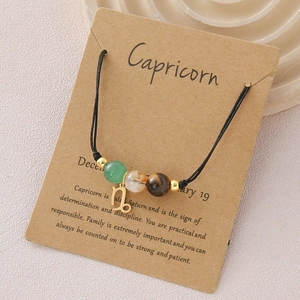 Detailansicht des handgefertigten Steinbock-Armbands mit Natursteinen und goldenem Anhänger