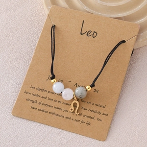 Details des geflochtenen Löwe-Sternzeichen-Armbands mit Natursteinen und goldenem Anhänger