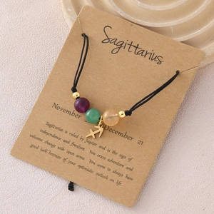 Detail von handgefertigtem Schütze-Armband mit Natursteinen und goldenem Sternzeichen