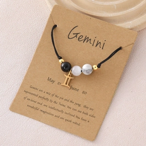 Detail des Zwillinge Sternzeichen Armbands mit drei Perlen und goldenem Anhänger