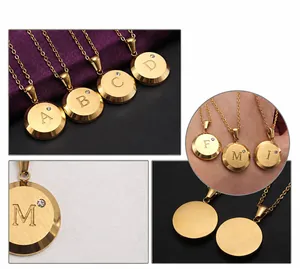 Detalle del colgante de letra chapado en oro de 3 capas con piedra CZ AAA y acabado cepillado