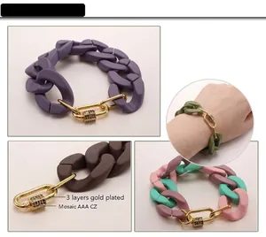 Vue détaillée des bracelets à maillons en acrylique avec placage d'or et zircon AAA