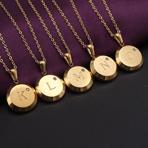 Collares dorados con letras K-O y circonita en colgantes redondos cepillados