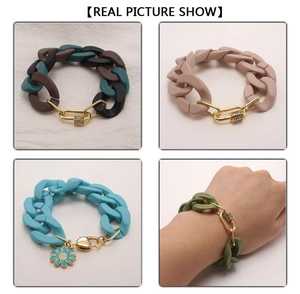 Détail de gros bracelets à maillons en acrylique mat avec fermoirs métalliques plaqués or