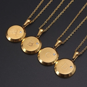 Collares dorados con iniciales A-D en acero inoxidable y detalle de piedra circón