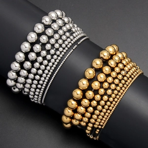 Klassieke gouden en zilveren kralen armband set in diverse maten op display standaard