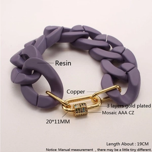 Bracelet à maillons en résine violette avec fermoir mousqueton doré et zircons AAA