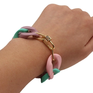 Bracelet bohème en acrylique à maillons épais avec fermoir doré serti de zircons