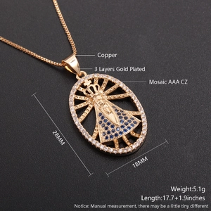 Detalle macro del colgante Virgen María bañado en oro de 18K con piedras CZ y medidas