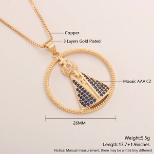 Detalle del colgante de cobre chapado en oro con relieve de Virgen y CZ azules