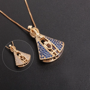 Collar dorado de Nuestra Señora de Aparecida con circones azules y blancos en fondo negro