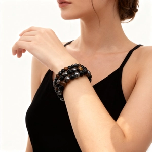 Bracelet triple rang en œil de tigre et obsidienne pour hommes et femmes sur un poignet