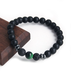 Tigerauge und matte schwarze Lavastein-Perlenarmband für Herren und Damen auf Holz