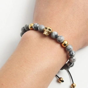 Herren Hip-Hop Totenkopf Armband mit grauen Steinperlen und goldener Kordel
