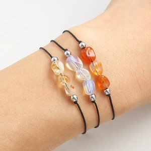 Drie minimalistische handgemaakte verstelbare armbanden met natuurlijke edelstenen