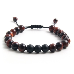 Vista detallada de la pulsera ajustable de ojo de tigre y cuentas de piedra negra mate