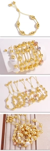 Detail eines 18k vergoldeten Perlenarmbandes mit Barockperlen-Herzen und Schiebeverschluss