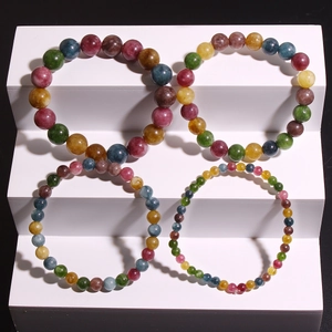 Bracelets en perles de tourmaline naturelle colorées en plusieurs tailles sur support
