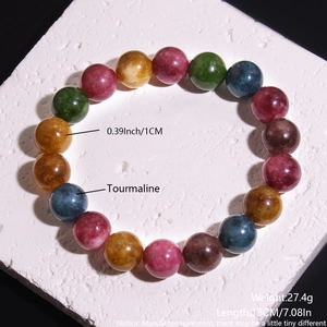 Détail d'un bracelet en perles de tourmaline naturelle colorée avec billes de 1 cm