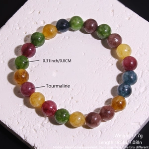 Détail du bracelet en tourmaline naturelle de 8mm montrant le poids de 17,7g et la taille