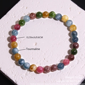 Détail du bracelet en tourmaline colorée montrant des perles de 6 mm et sa longueur