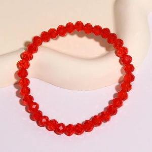 Nahaufnahme eines roten facettierten Kristallglas-Perlenarmbands auf einem Ständer