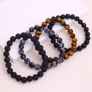 Détail de l'ensemble de bracelets en perles de pierre d'œil de tigre et lave de 8 mm