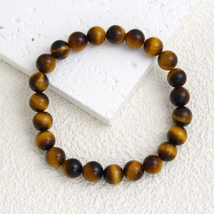 Gros plan de perles de pierre naturelle œil de tigre 8mm avec éclat soyeux sur bracelet élastique