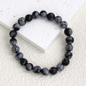 Détail d'un bracelet en perles d'obsidienne neige 8mm avec texture naturelle unique
