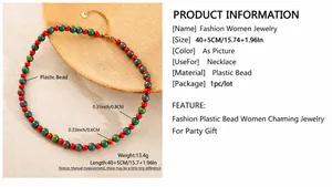 Détail du collier de perles rouges et vertes avec fermoir doré réglable et mesures