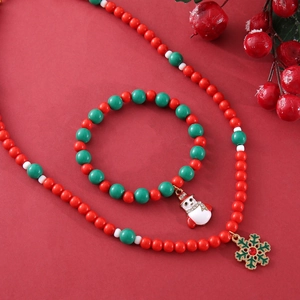 Weihnachts-Schmuckset mit rot-grünen Perlen und Schneemann-Anhänger auf rotem Grund