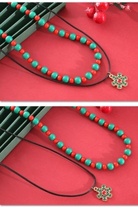 Vue détaillée du pendentif flocon de neige avec perles rouges et vertes sur fond festif rouge