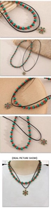 Vue détaillée du collier de Noël double couche avec perles rouge-vert et flocon de neige