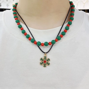 Ensemble de colliers de Noël avec pendentif flocon de neige et perles rouges et vertes
