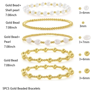 Detailoverzicht van 5-delige gouden kralen armbandenset met parelmoer en 18 cm lengte