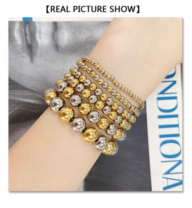 Détail d'un ensemble de six bracelets en perles empilables aux tons or et argent