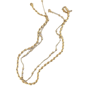Dubbellaagse gouden ketting met ovale kralenketting en fijne strengen in moderne stijl