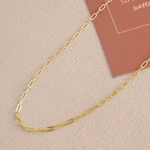Collana minimalista a maglie rettangolari placcata in oro con design a graffetta