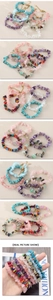 Dettaglio di bracciali in scaglie di cristallo naturale con ametista e chiusura dorata