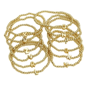 Set de pulseras elásticas de cuentas doradas con 26 dijes de letras del alfabeto brillantes