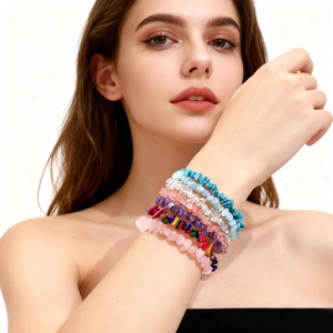 Set di sette braccialetti elastici in pietre naturali di cristallo sul polso