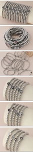 Detailansicht der elastischen Edelstahl-Perlenarmbänder mit verschiedenen religiösen Anhängern