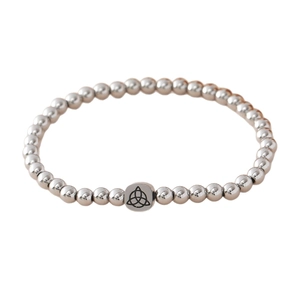 Elastisches Edelstahl-Perlenarmband mit quadratischem Keltenknoten-Anhänger auf weißem Grund