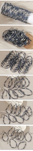 Détail d'un bracelet en perles bleues avec pendentif cœur et chaîne réglable