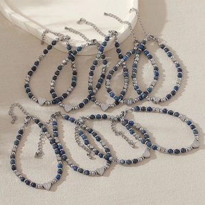 Bracelet en perles de lapis avec pendentif cœur gravé et chaîne ajustable en argent
