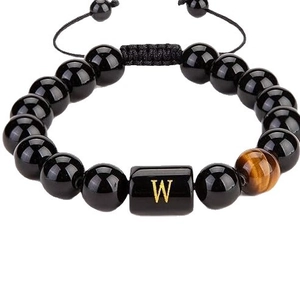 Pulsera ajustable de ojo de tigre con inicial W sobre cuentas de piedra negra